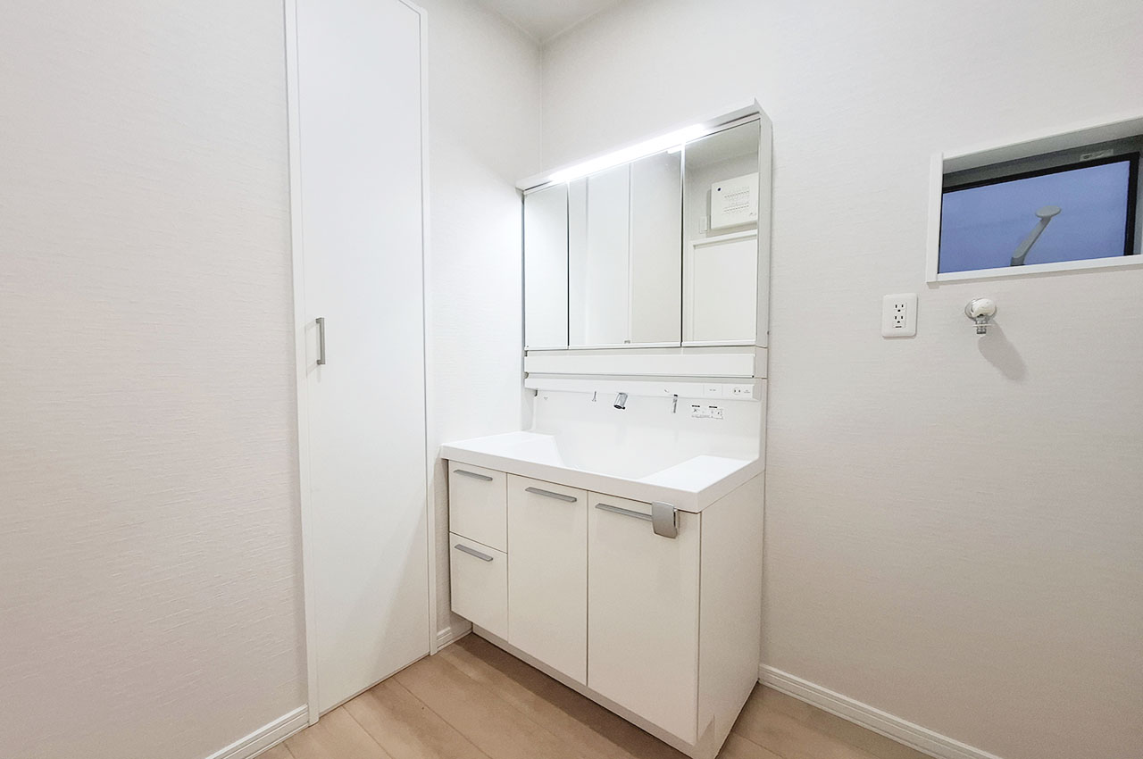 洗面室：壁のクロスを貼替え済み。