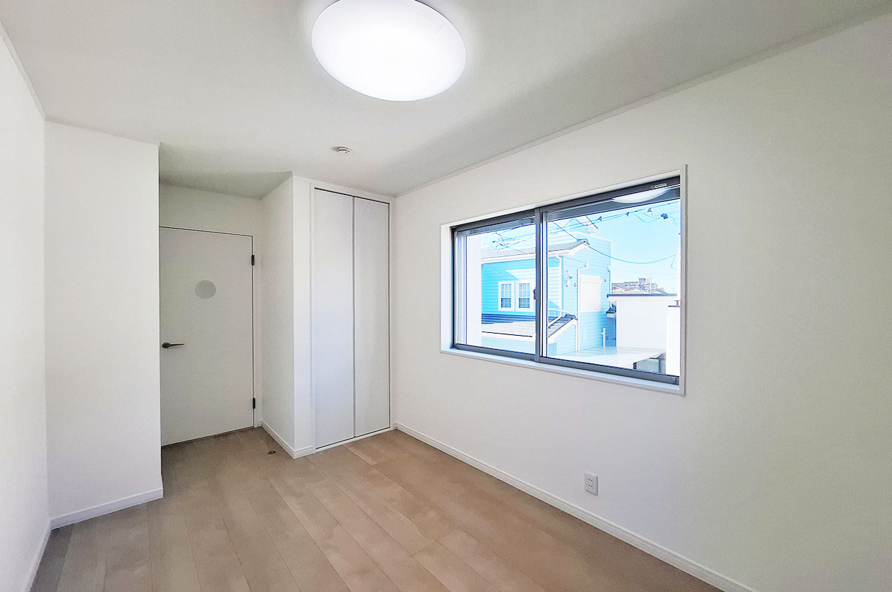 洋室②：壁のクロスを貼替え済み。