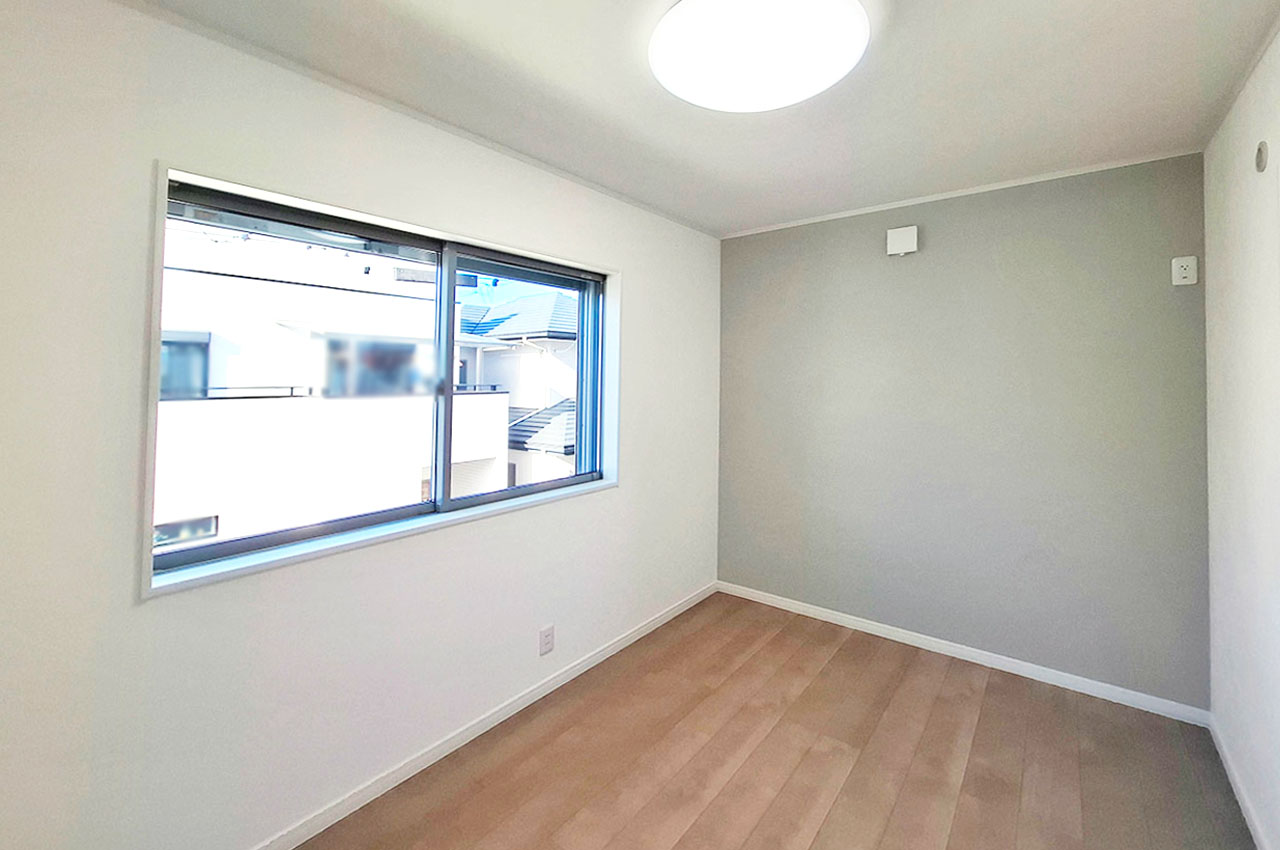 洋室②：グリーンのアクセントクロスを貼替え済み。