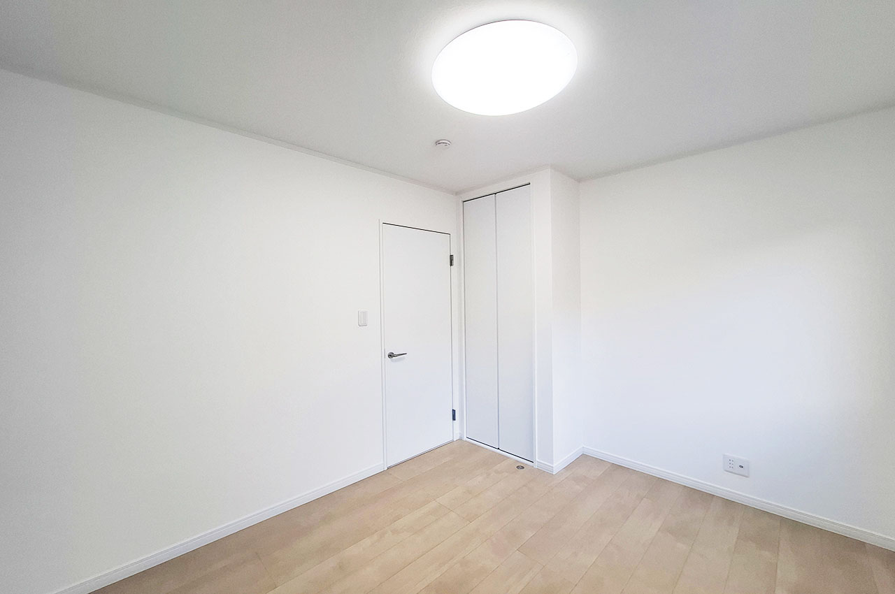 洋室③：壁のクロスを貼替え済み。