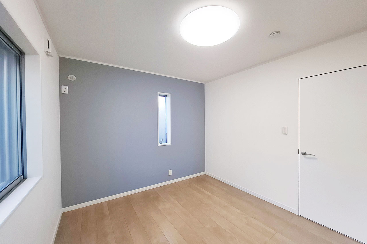 洋室③：ライトブルーのアクセントクロスを貼替え済み。