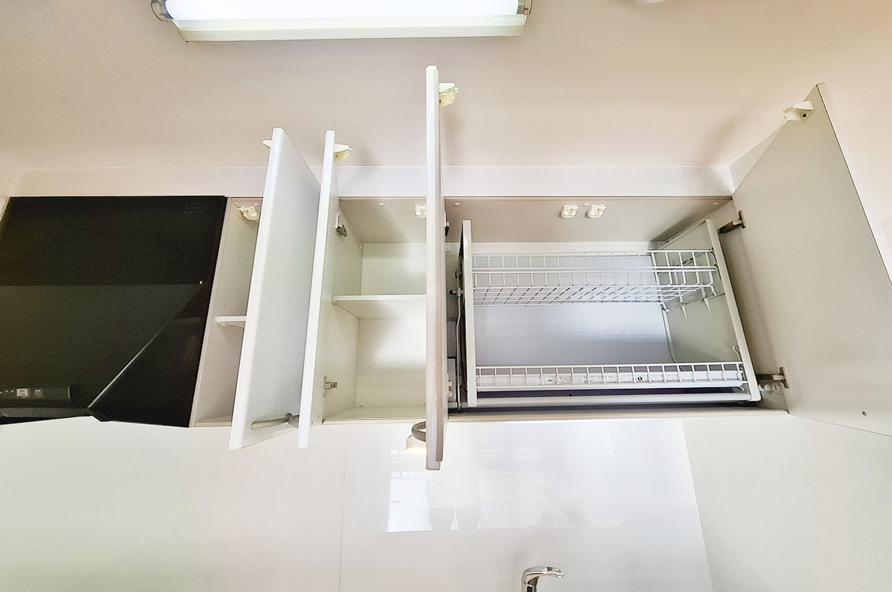 キッチン：吊戸棚