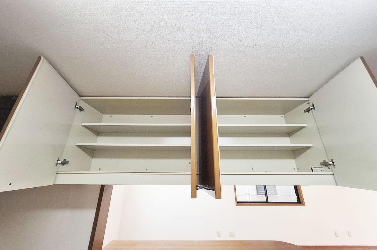 キッチン：吊戸棚