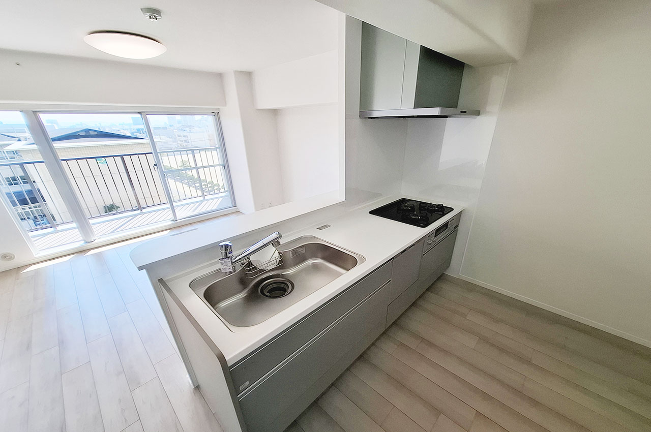 リフォームで美しく生まれ変わったキッチン周り。リビングを一望できる開放的なオープンキッチンです。