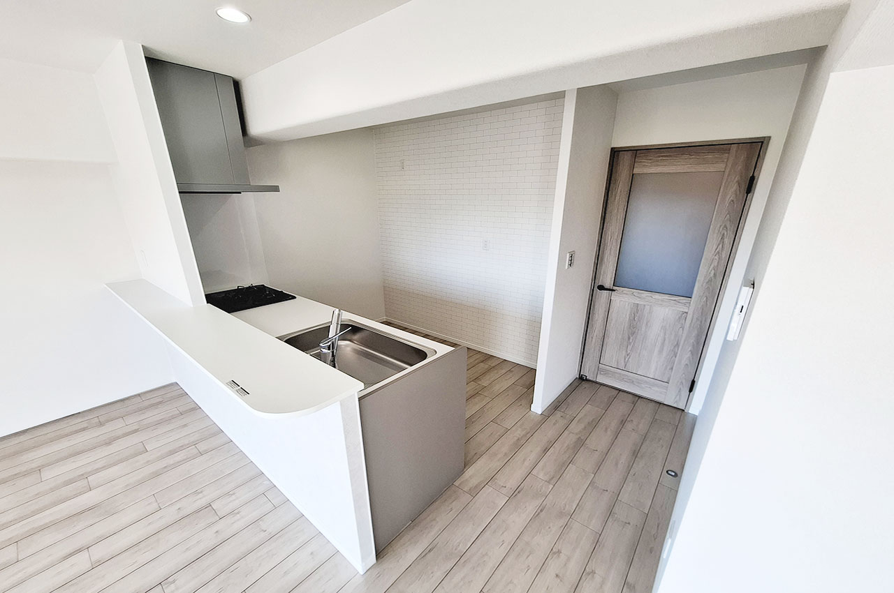 シンプルで使いやすいカウンターキッチン。配膳がスムーズで家族間の会話も楽しめます。