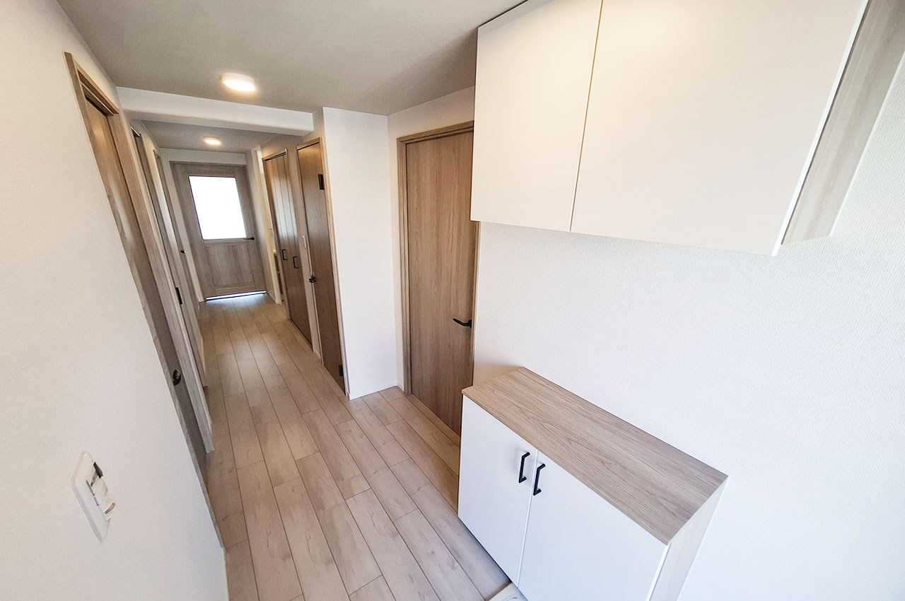 リフォームで一新された玄関と廊下は、毎日の帰宅が楽しみになる空間。