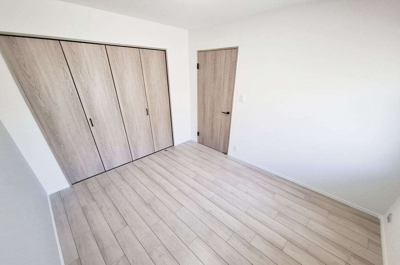 ワイドなクローゼッ付きで収納力のある洋室①。寝室としてもご利用いただけます。