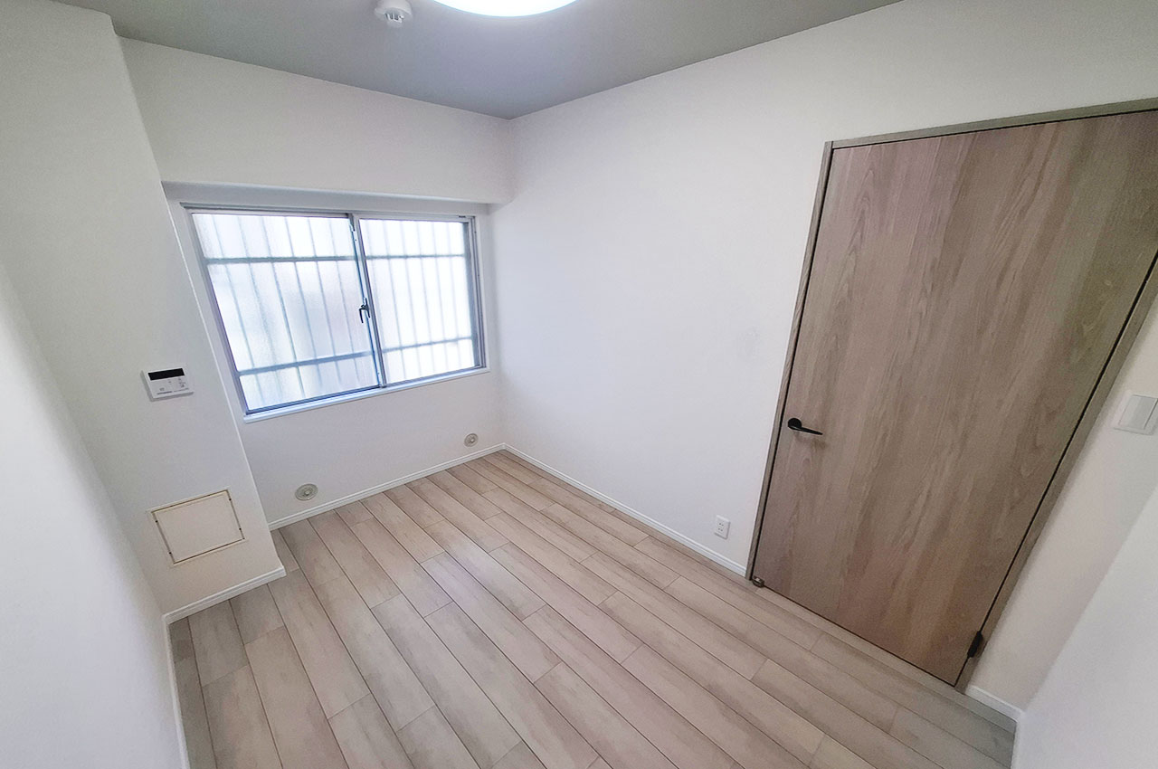 約4帖の洋室②。クロスやフローリングを貼替えてきれいになりました。