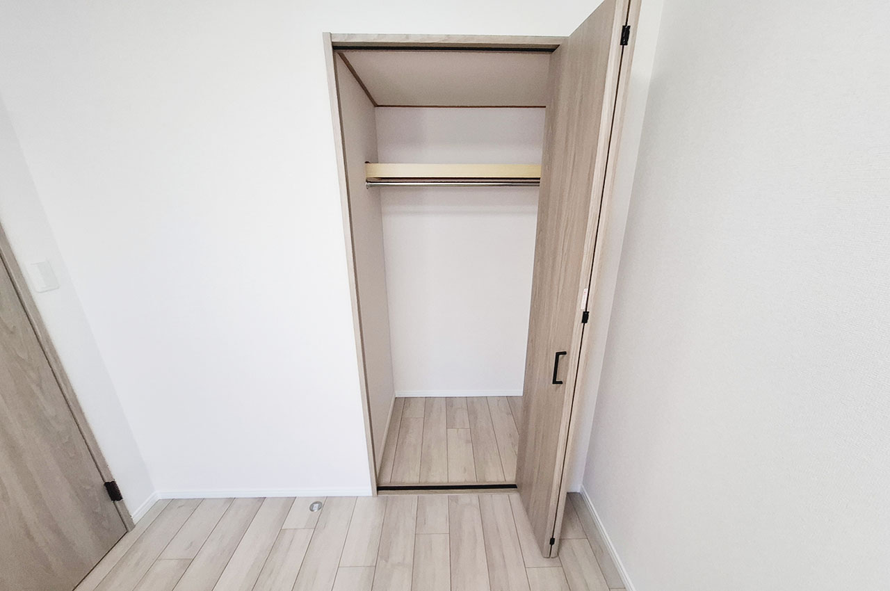 洋室②に設置されたクローゼット。