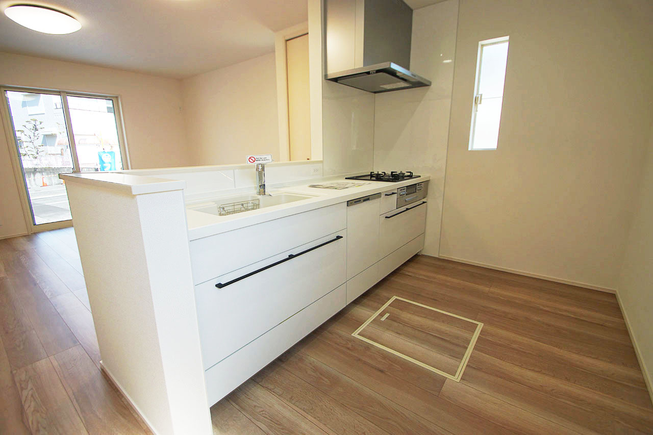 清潔感のあるホワイト系のシステムキッチン