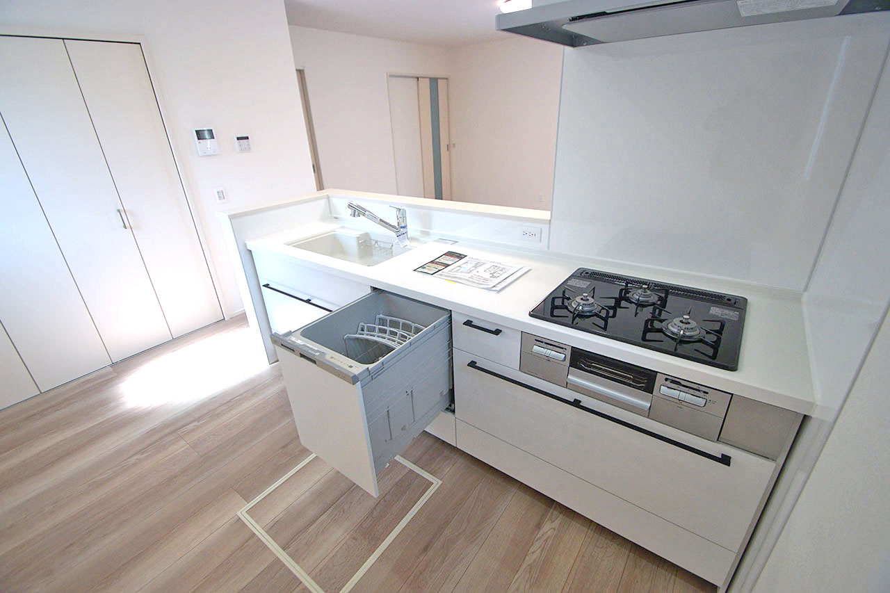 キッチンは手洗いよりきれいに洗えて節水にもなり、忙しい家事の時短にも役立つ、うれしい食洗機付き。