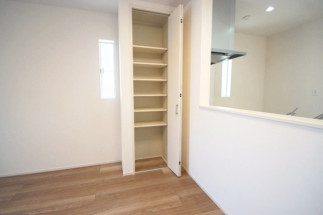 ダイニングスペース横のシステム収納。棚付きで整理がしやすく、色々な物を収納できます。