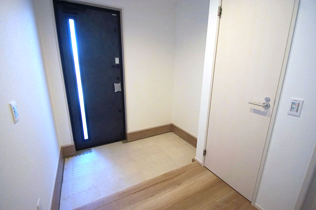 間口が広くすっきりとしたエントランス