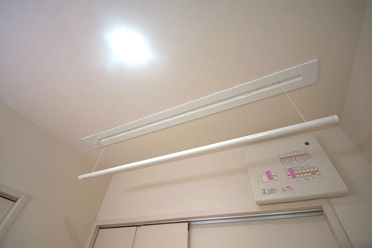 パウダールーム内の室内物干（ホスクリーン）