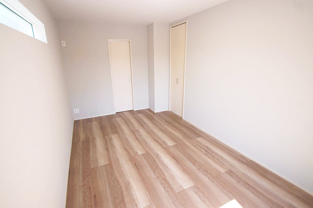 ウォークインクロゼット併設の洋室（1）はゆとりの8.12帖。主寝室にぴったりです。