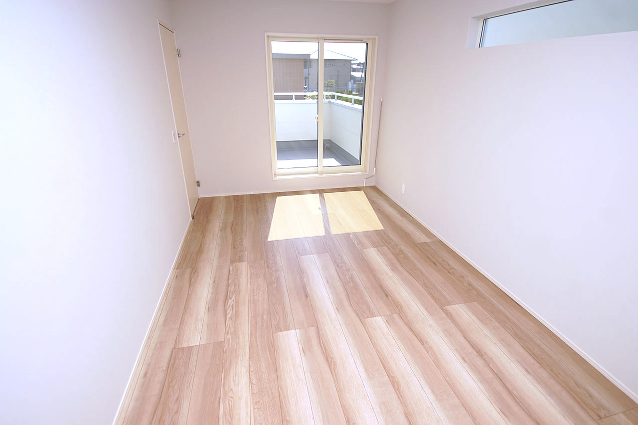 バルコニーに面した明るい洋室（1）。家具や寝具を設置しやすいゆったりとしたお部屋です。