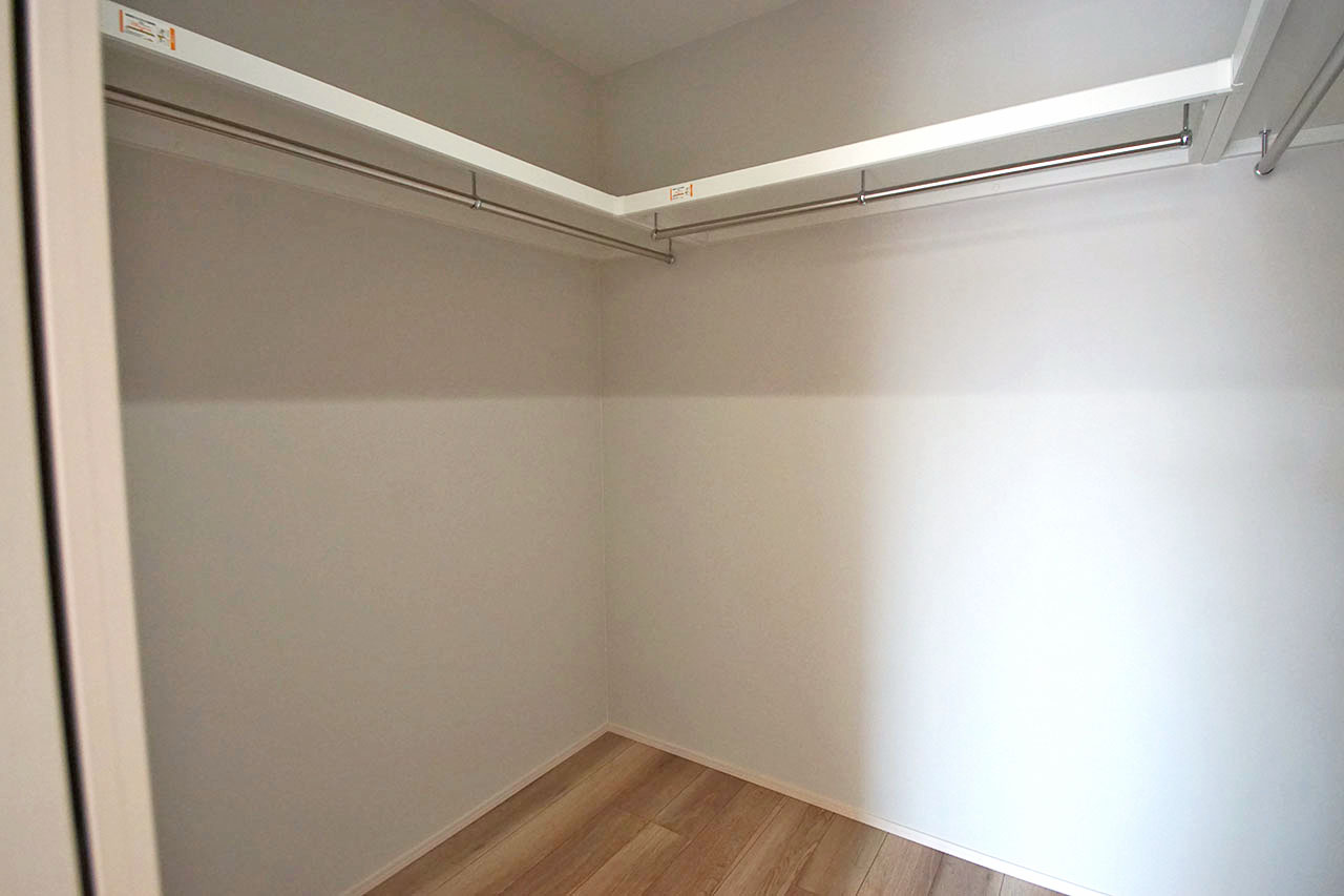 2.5帖のウォークインクロゼット。衣類だけでなく、季節の家電など嵩張る物もすっきり収まります。