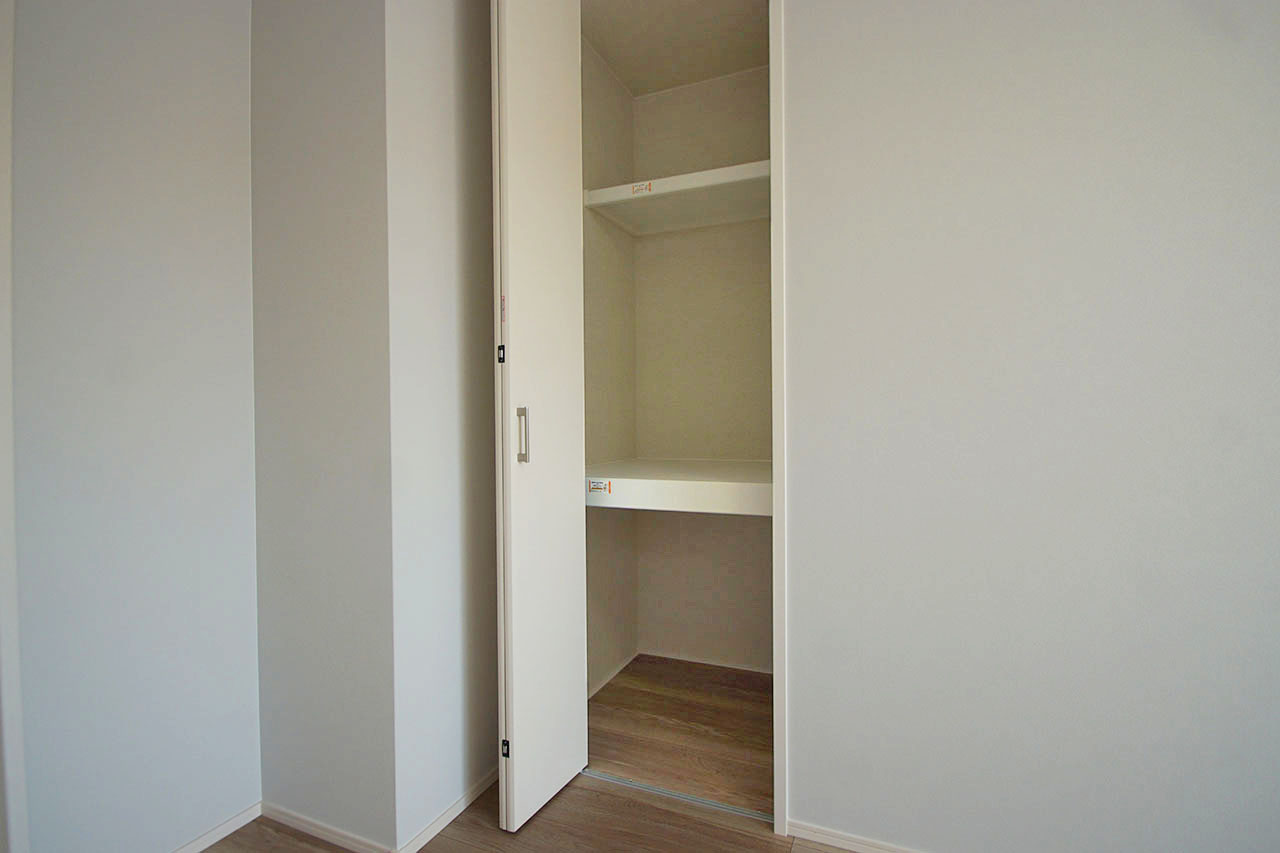 洋室（1）にはウォークインクロゼットの他にコンパクトな収納もあり、お部屋をより広く使えます。