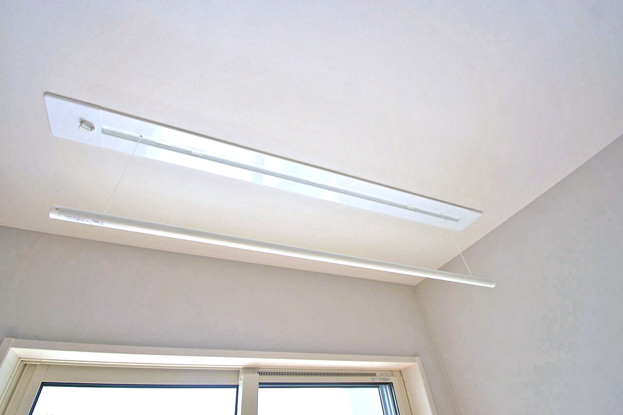 洋室（1）にも室内物干を設置。お天気をみながら外干しと室内干しを使い分けができます。