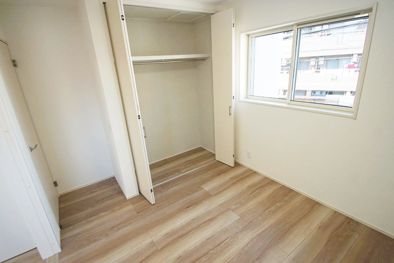 ワイドなクロゼット付きの洋室5.19帖（洋室(2)）。子供部屋におすすめのお部屋です。