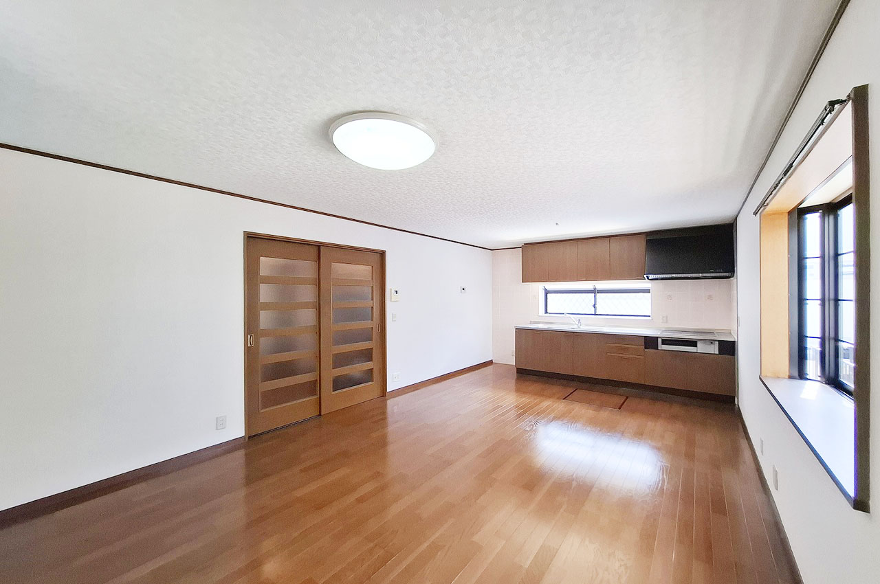 LDK：壁付キッチンでリビングを広々使え、家具の配置も自由度が高い空間です。