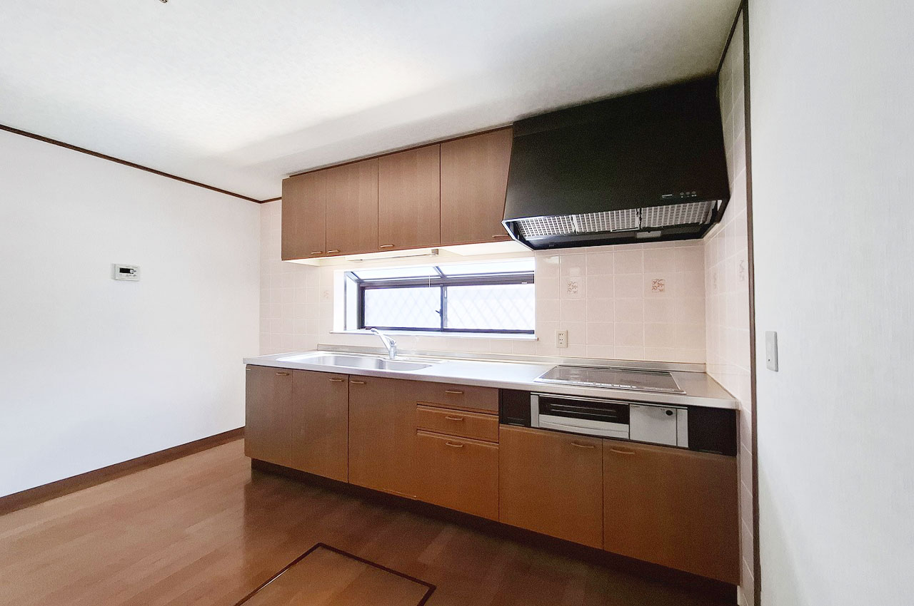 システムキッチン：IHコンロと合わせて快適に使えるキッチン。収納力が高く片付けやすい環境です。