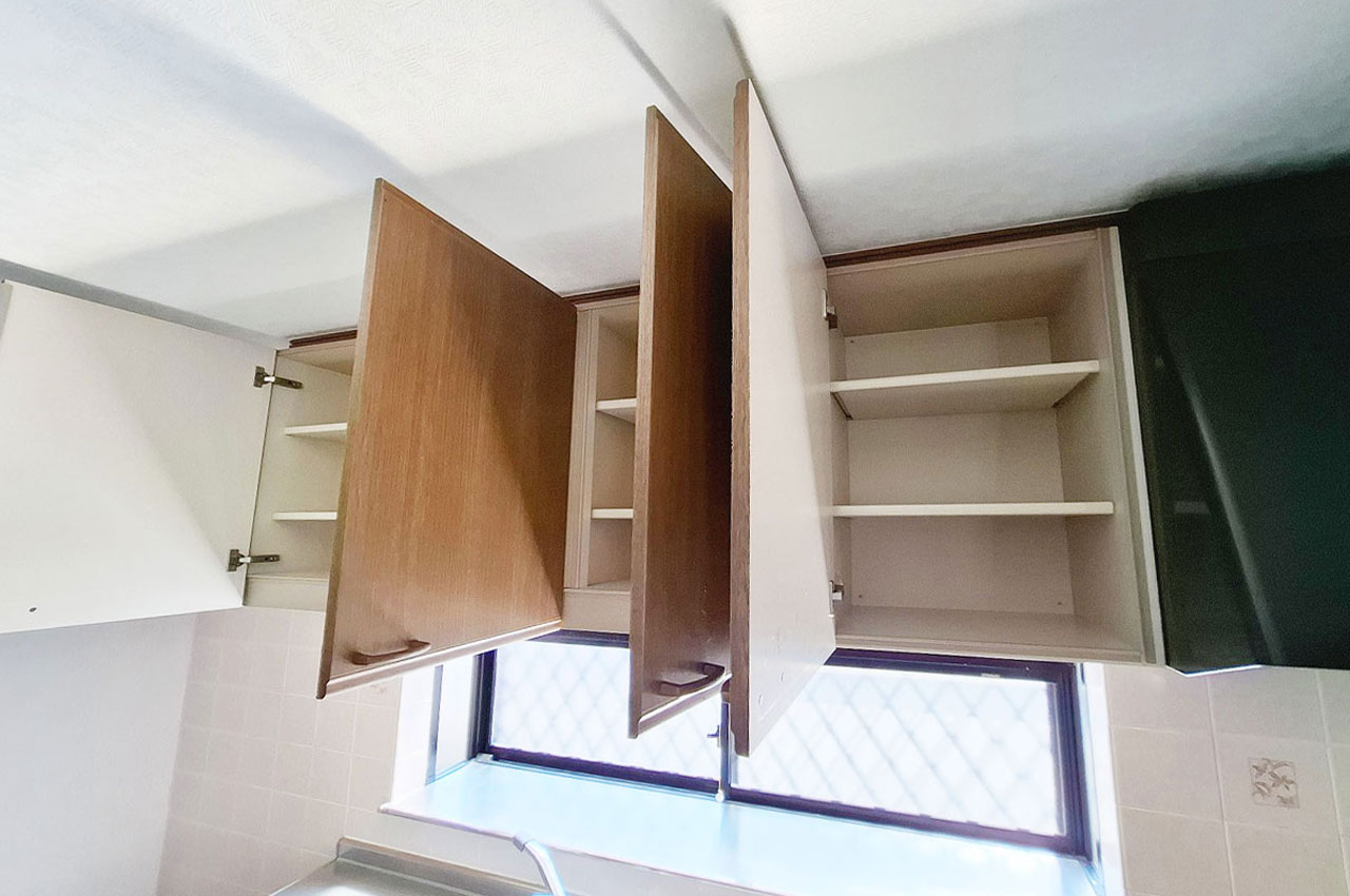 キッチン吊戸棚：調理器具や食器をしっかり収められる収納付きで、キッチン作業も効率的になります。