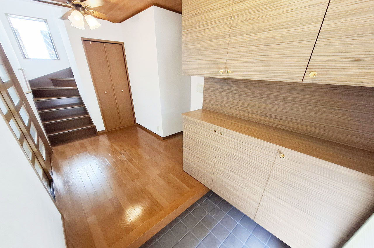 玄関収納：大容量の玄関収納で家族全員の靴をすっきり片付けられます。