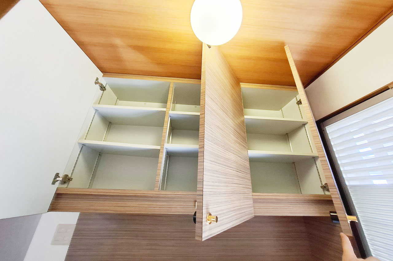 玄関収納：小物や掃除用品も一緒にしまえるため、玄関の使い勝手が向上します。