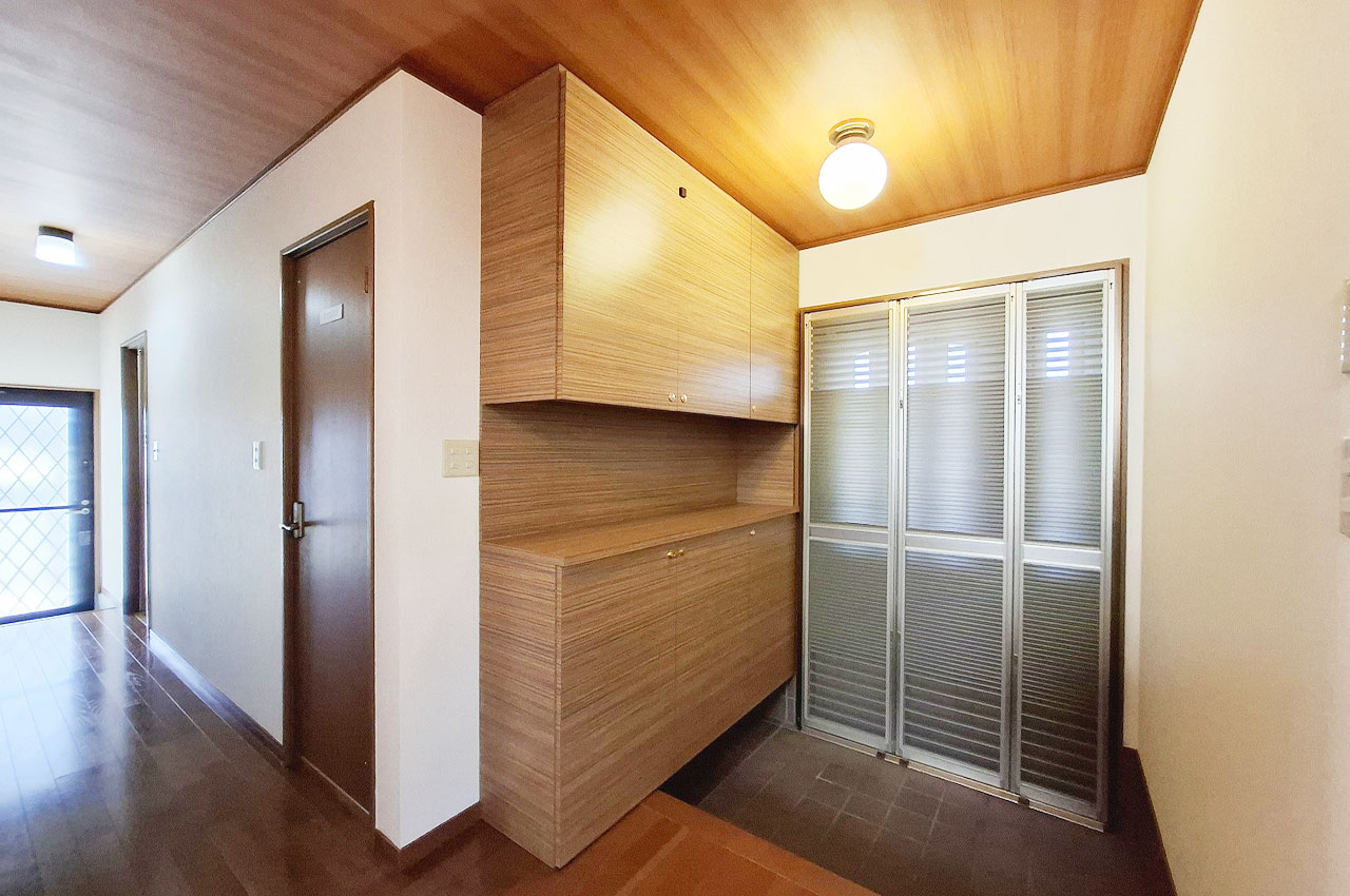 玄関：柔らかめの光が広がる照明で、来客を温かく迎え入れる空間に。