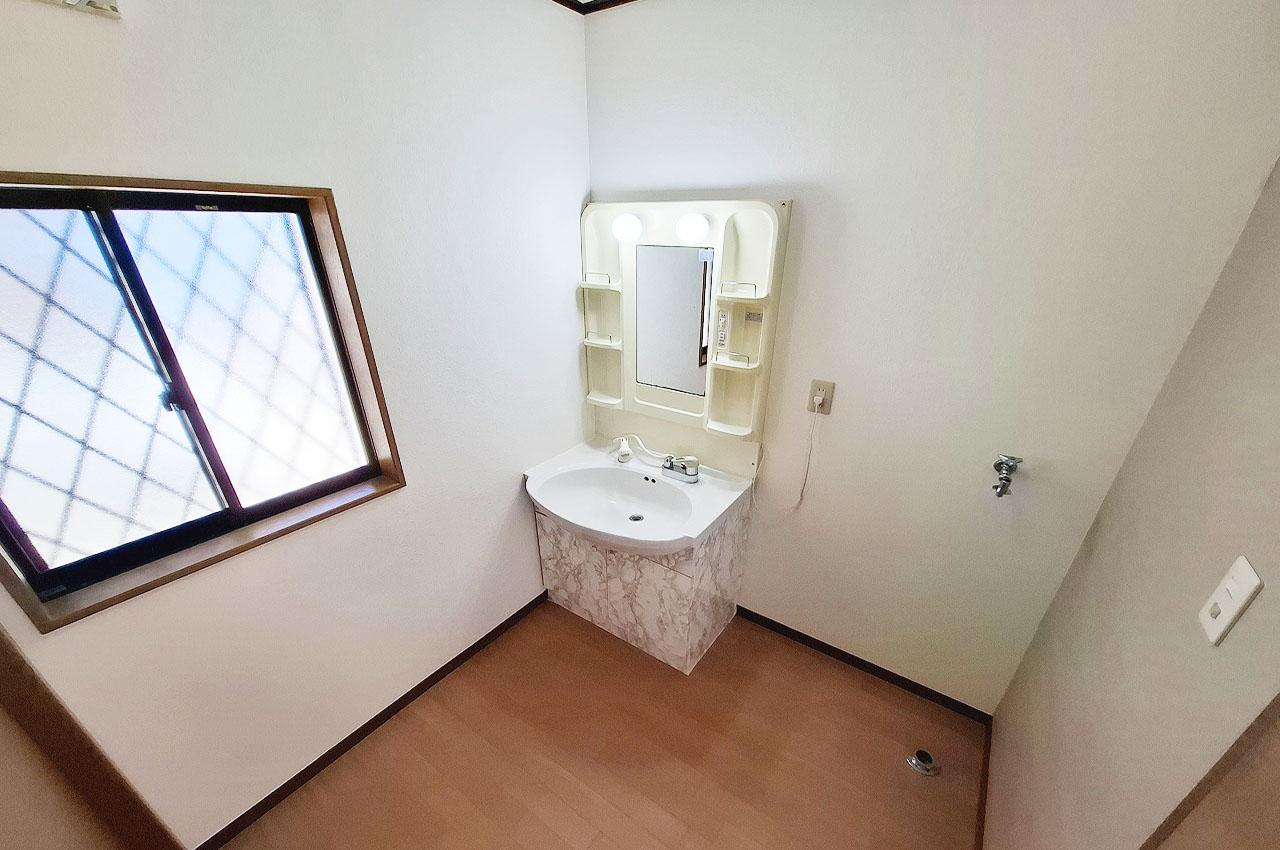 洗面所：窓付きで換気がしやすく、湿度を調整しやすい洗面所です。