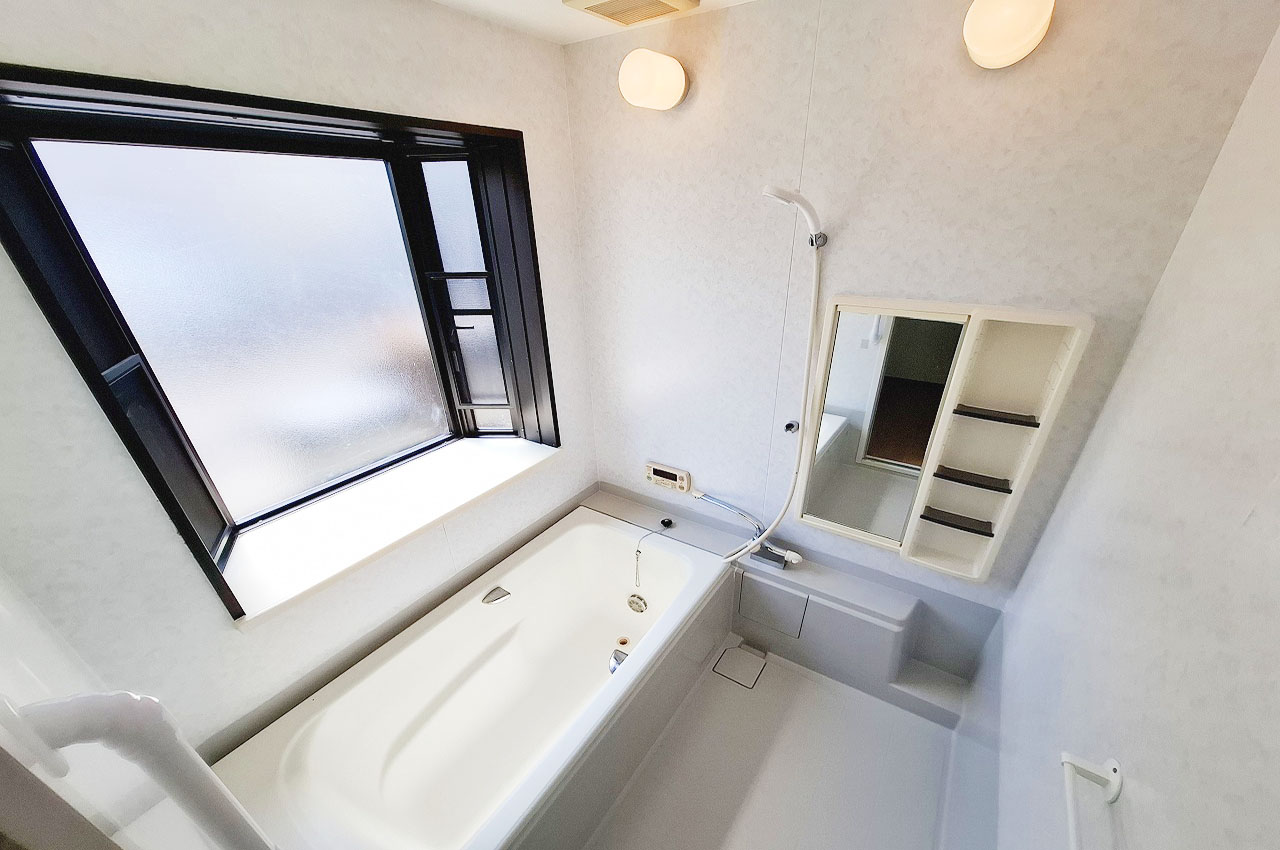 浴室：カウンター部分に観葉植物や小物を置くこともできる、出窓付きバスルーム。