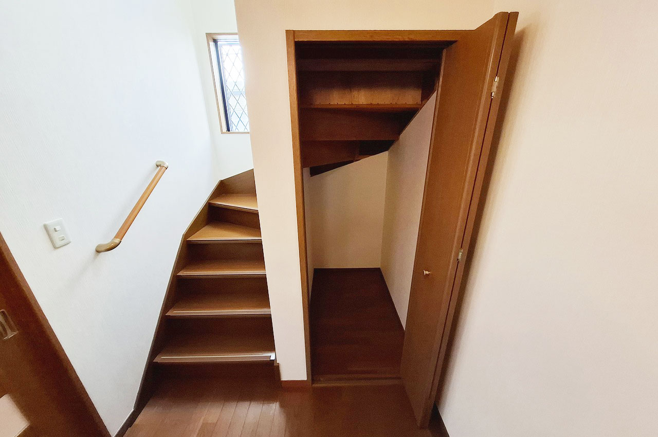 階段下収納：階段下に収納があり、デッドスペースもフル活用。