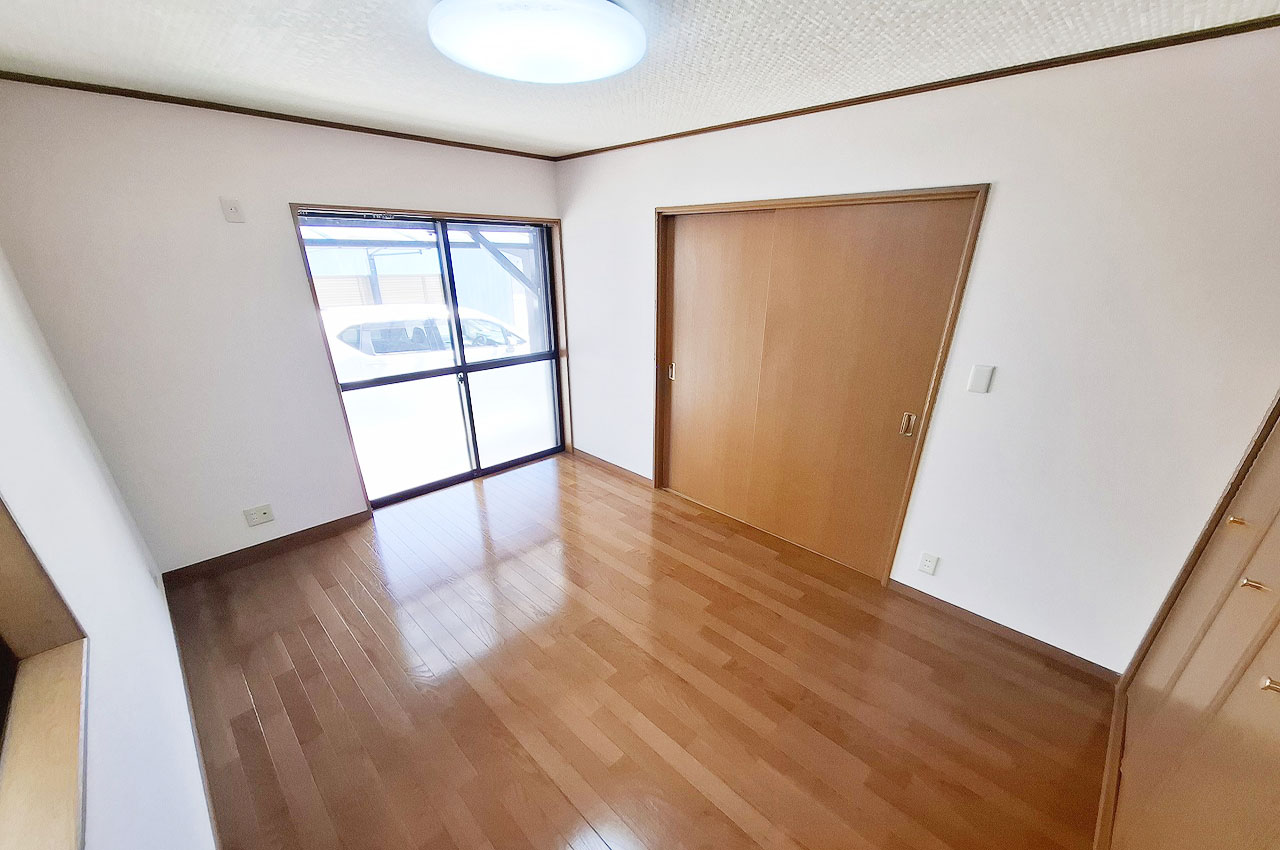 洋室①：リビングと程よい距離感があり、静かに過ごせる約6帖の洋室。