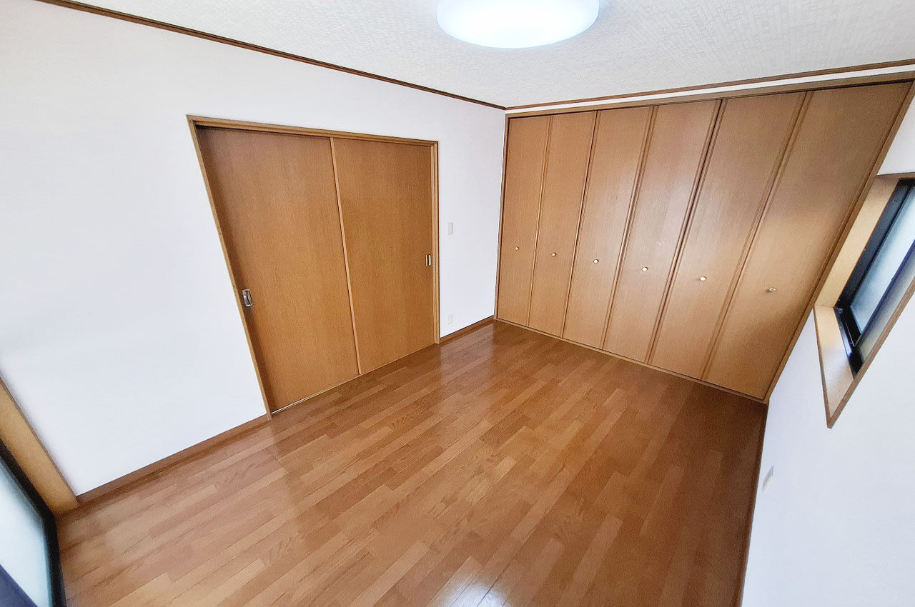 洋室①：ベッドやデスクも配置しやすい間取り。生活スタイルに合わせやすい空間です。