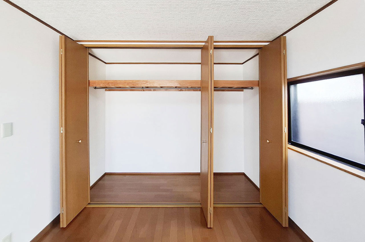 洋室①：大きめのクローゼットがあり、衣類や日用品もすっきり整理可能。