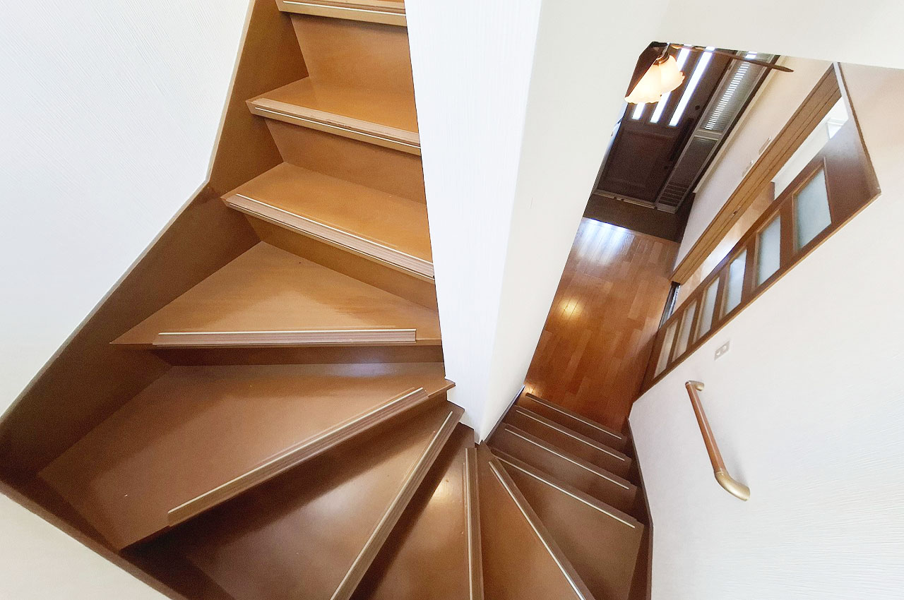 階段：手すりが備わっているので、ご年配の方やお子様の昇降も安心です。