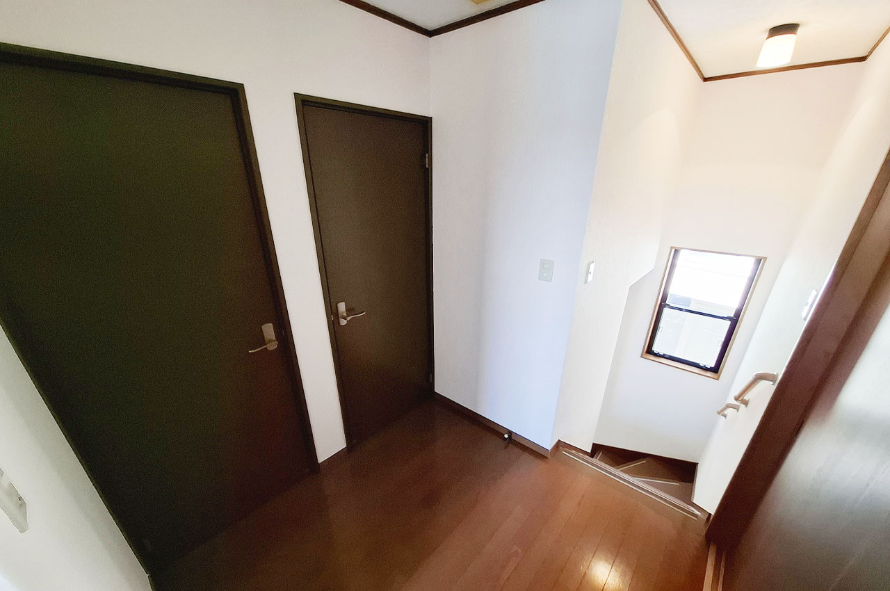 2階ホール：光を取り込みやすい配置で、階段スペースも明るく快適に利用できます。