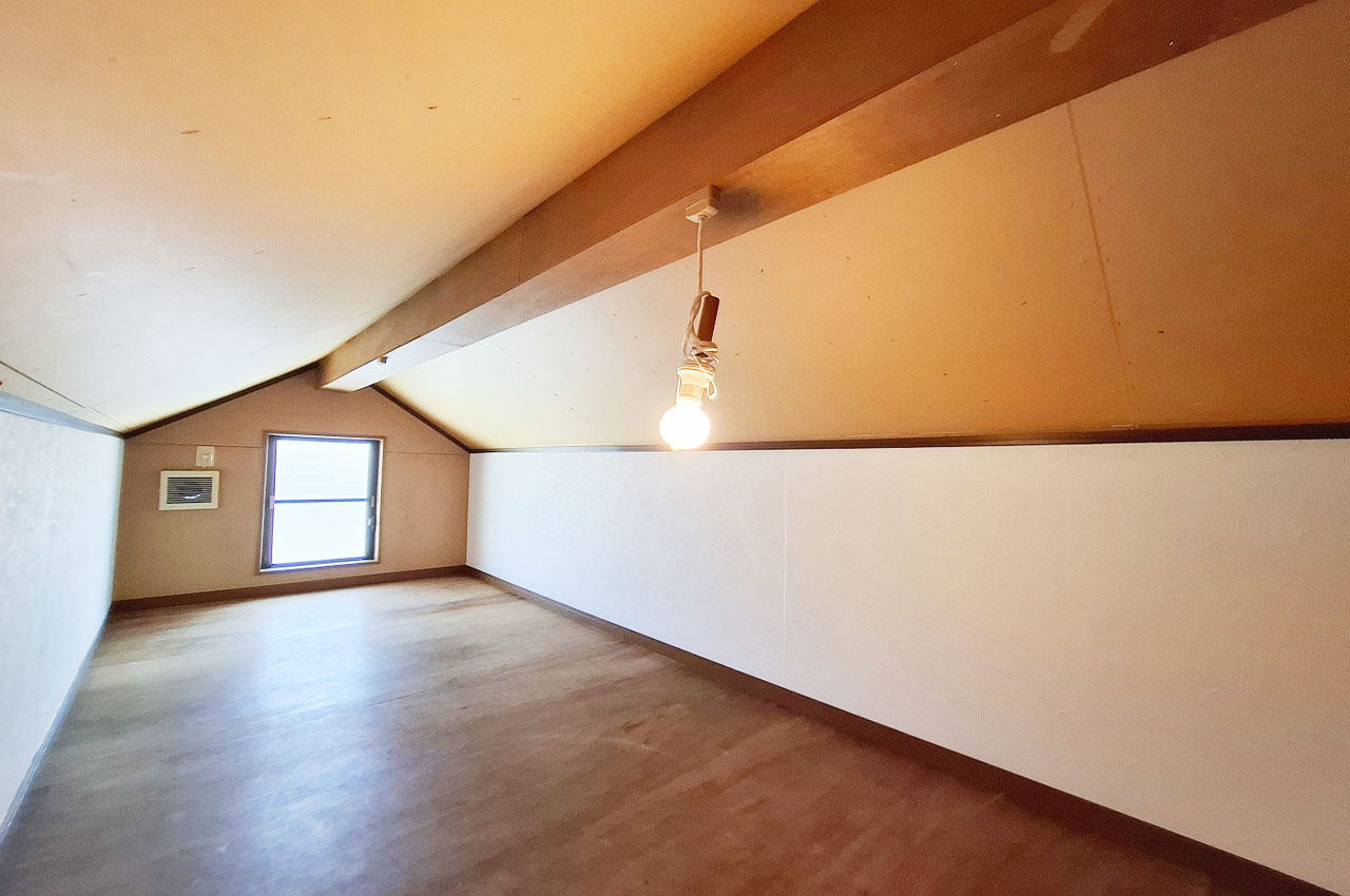 屋根裏収納：窓付きで採光のある屋根裏は、物置としてだけでなく多目的に活用可能です。