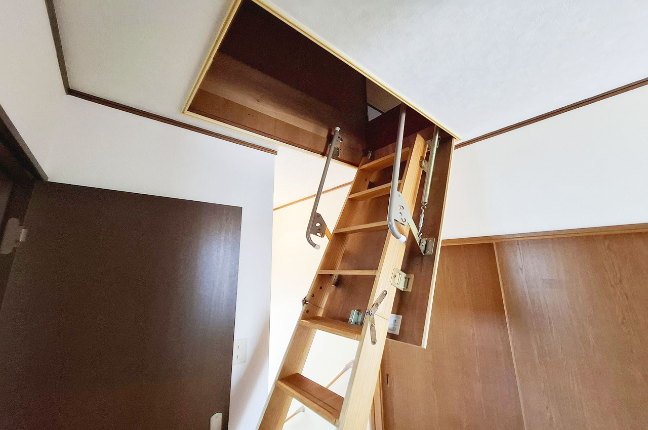 屋根裏収納：屋根裏収納への階段