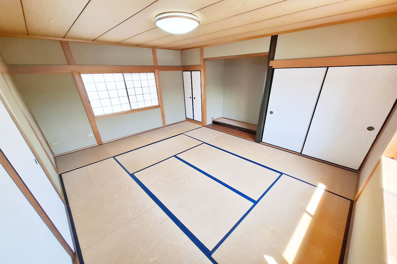 和室：仏間・床の間・押入が揃い、格式と実用性を兼ね備えた10帖の和室です。