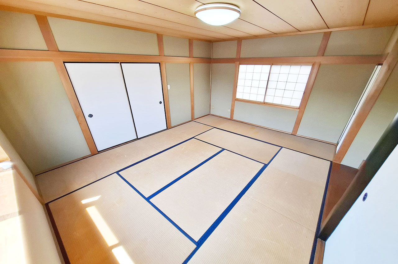 和室：南東向きで日当たりが良く、畳の香りと陽光で癒される空間です。