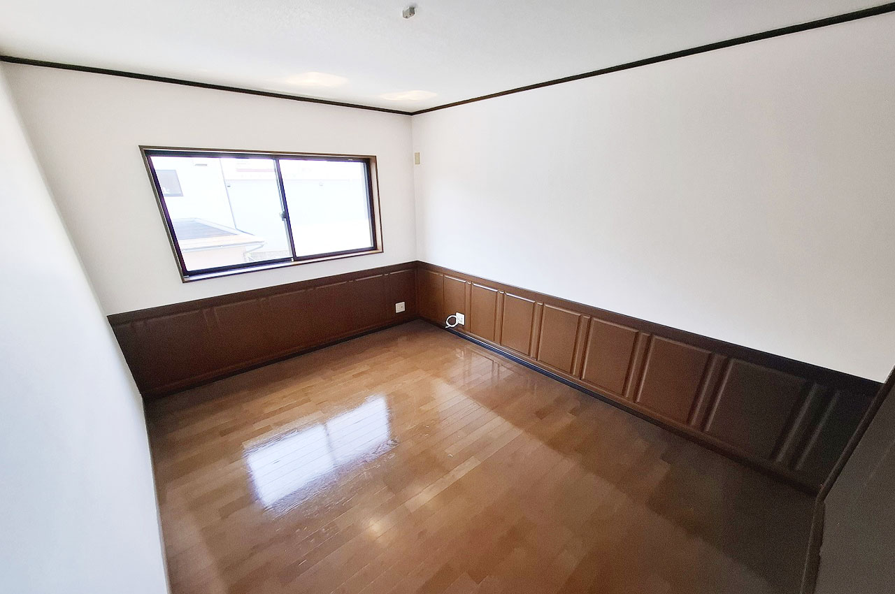 洋室②：深みのあるダークブラウンの腰壁が特徴で、上品な印象のお部屋です。