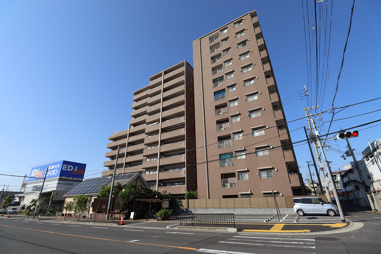 前面道路を含む外観