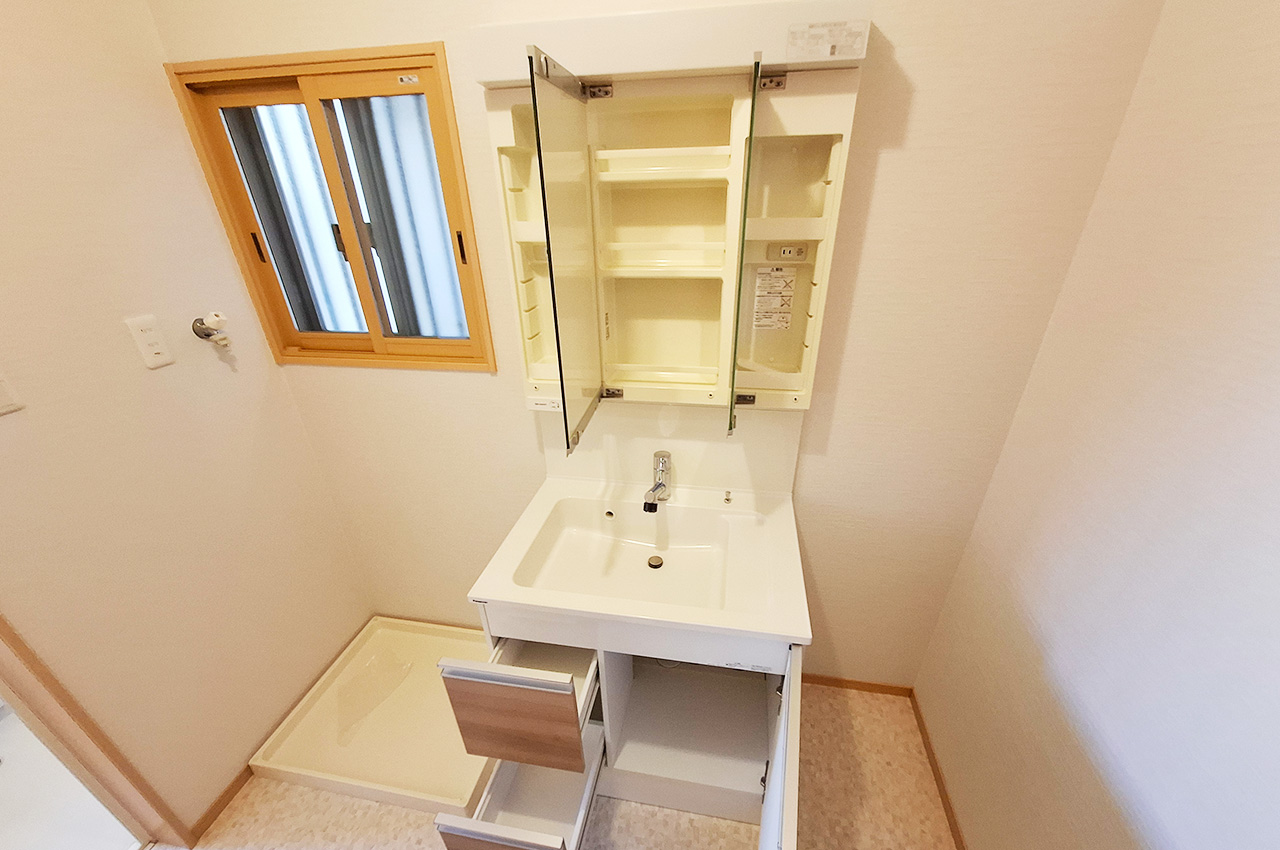洗面室:窓があり換気しやすい洗面室です。