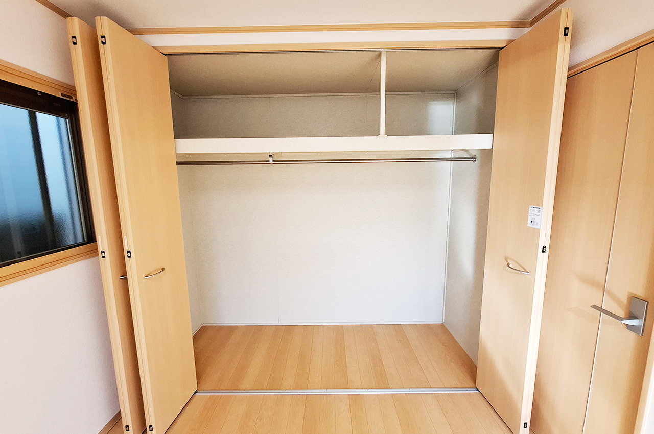 洋室②:大容量のクローゼット付きで、お部屋を広々と使えます。