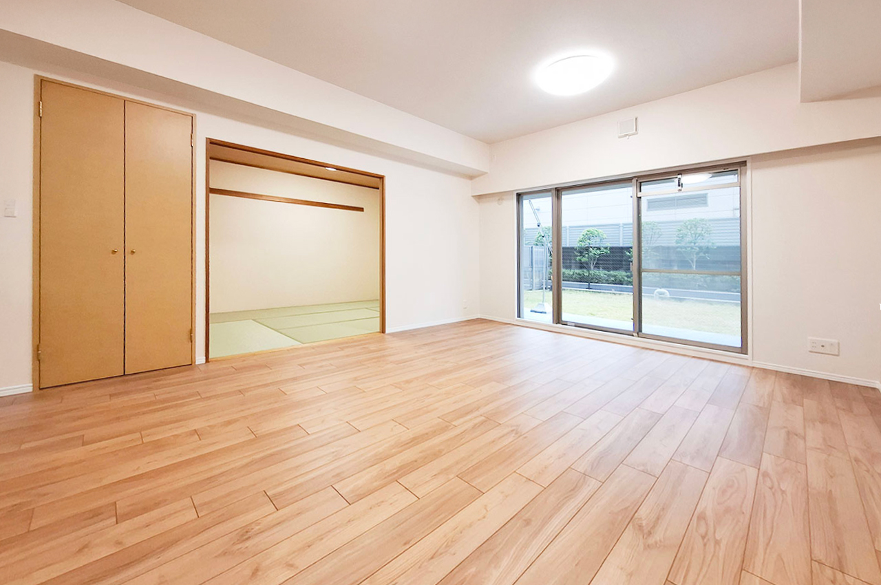 リビングダイニング：貼替え済みのフローリングで快適。