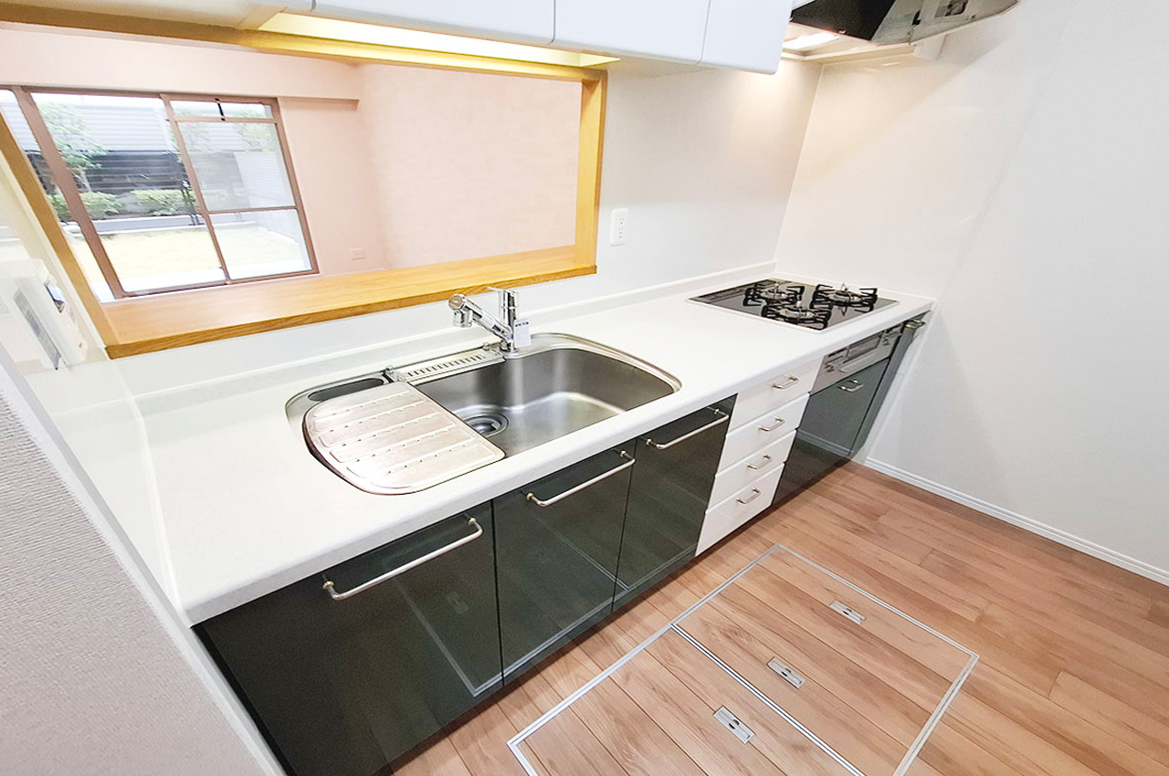 キッチン：水栓・ガスコンロ・レンジフードなどを新調済み。