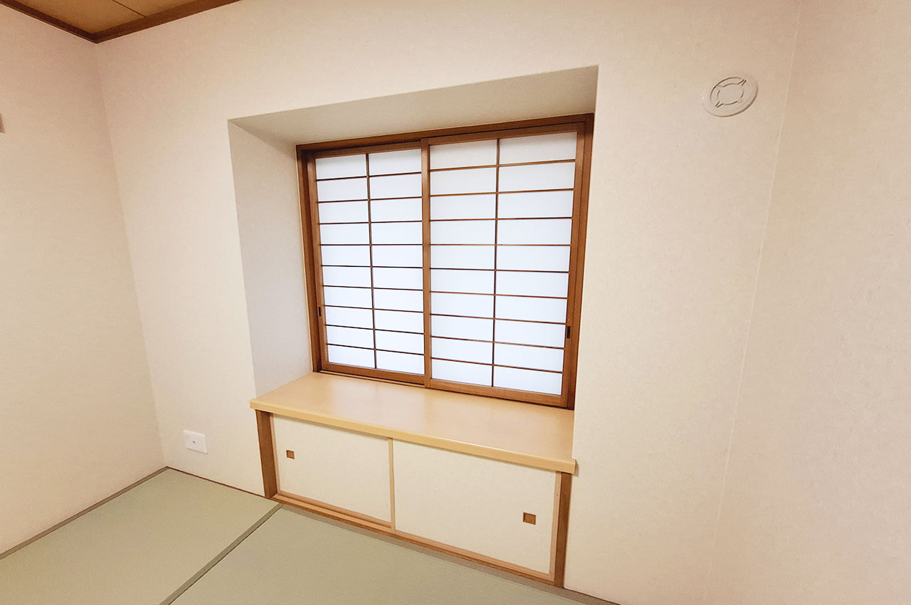 和室：出窓下に小物などを収納できる物入付き。