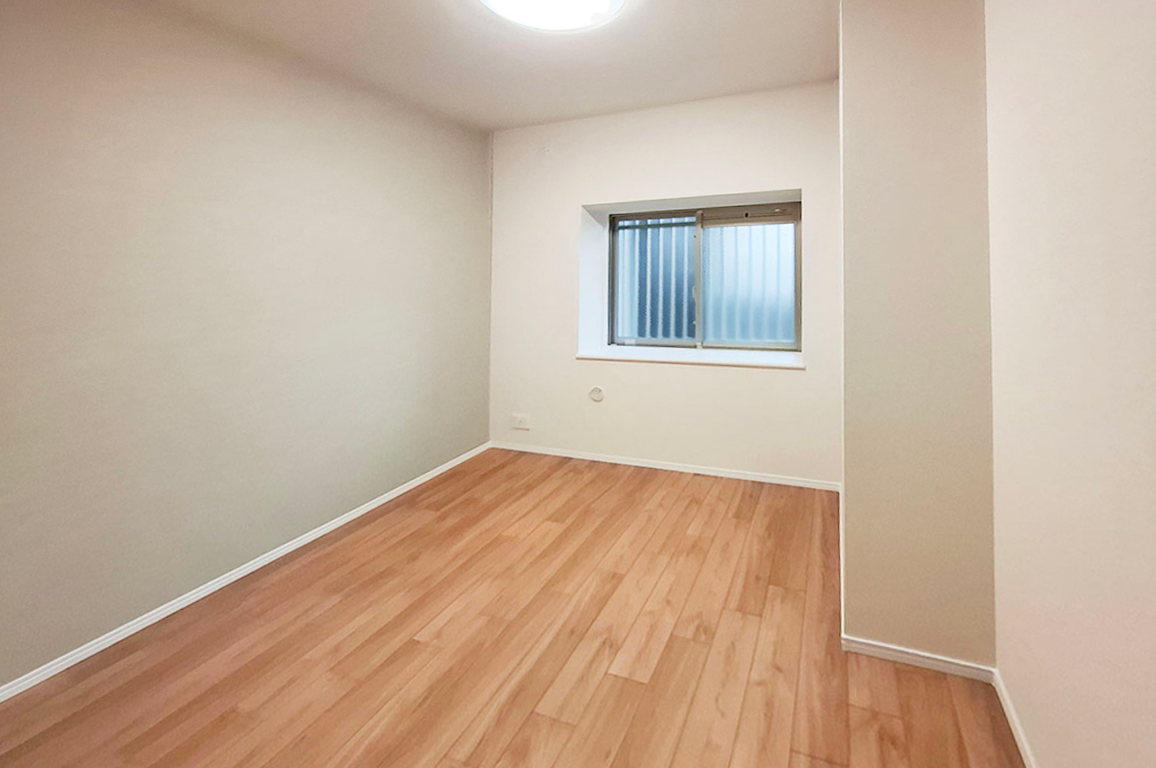 洋室①：出窓付きのゆったりとしたお部屋です。